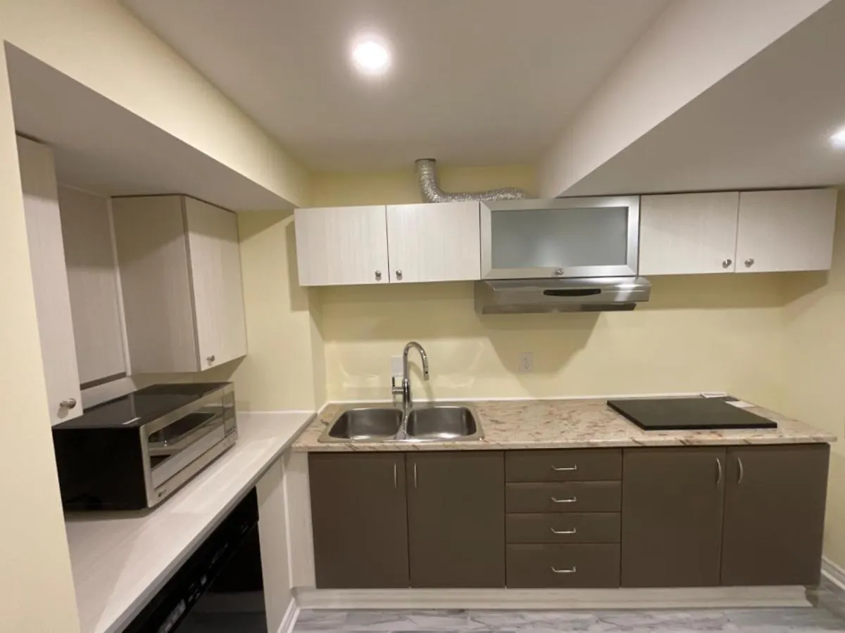 ホテル Beautiful Unit In Nepean オタワ 0*,  カナダ